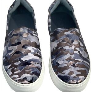 J SLIDES ARIANA CAMO BLACK AND GRAY PRINT SNEAKERS SIZE 10